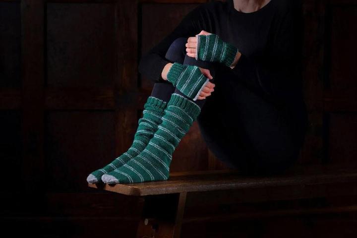 Actual product image Thumbs Up Harry Potter - Slytherin knit set house socks and mittens