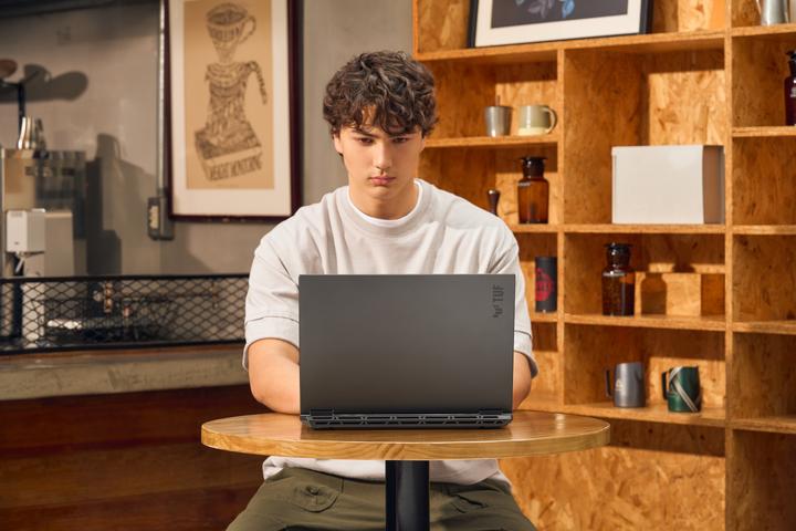 Immagine prodotto ASUS TUF Gaming A16 (16", 1000 GB, 16 GB, Ing. Int., AMD Ryzen 9 8940HX)