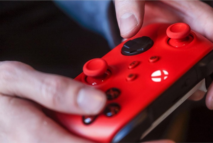 Immagine prodotto Microsoft Xbox Wireless Controller - Pulse Red (Xbox One S, Xbox Serie S, PC, Xbox One X, Xbox Series X)