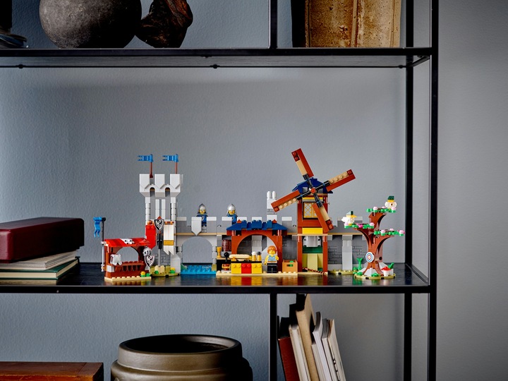 Actual product image LEGO Medieval castle (31120, LEGO Creator 3-in-1, LEGO Rare Sets)
