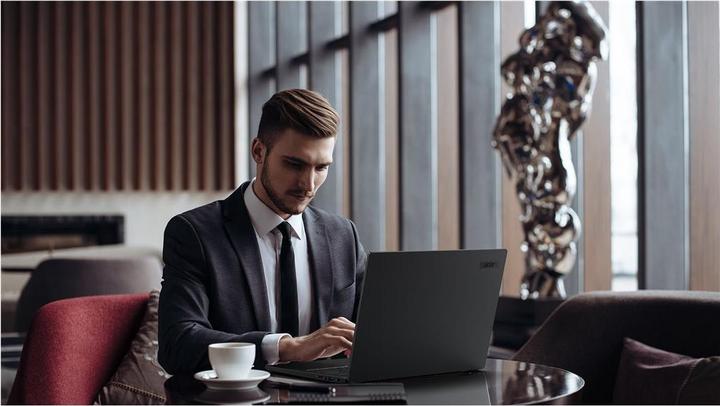 Produktbild Acer TravelMate P4 (14", AMD Ryzen 7 PRO 8840U, 32 GB, 1000 GB, DE)