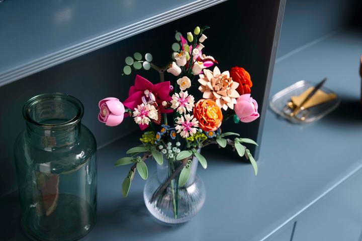 Produktbild LEGO Schöner Rosafarbener Blumenstrauss (10342, LEGO Icons, LEGO Botanical)