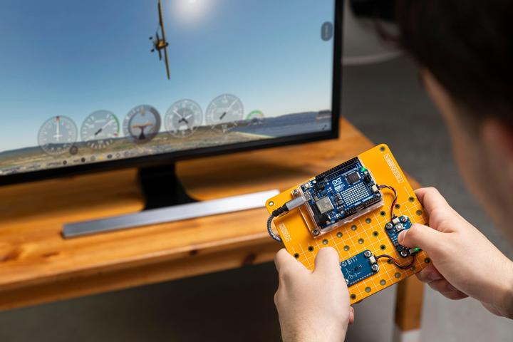 Actual product image Arduino UNO R4 Wi-Fi Plug-and-Make-Kit