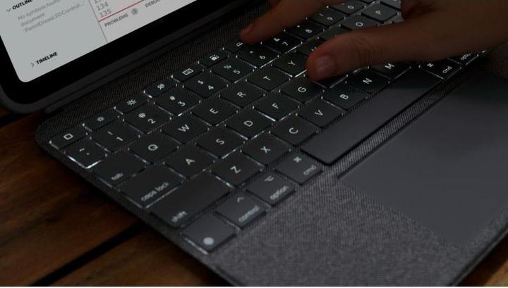 Produktbild Logitech Combo Touch (Deutschland, Apple iPad 2022 (10. Gen))