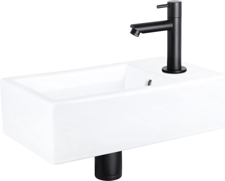 Weiss mit mattschwarzem Wasserhahn