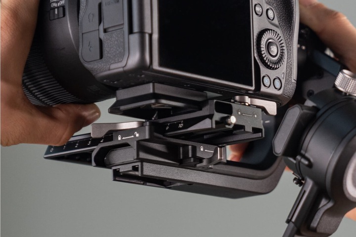 Image du produit DJI RSC 2 (Appareil photo à objectif interchangeable, Appareil photo reflex, 3 kg)