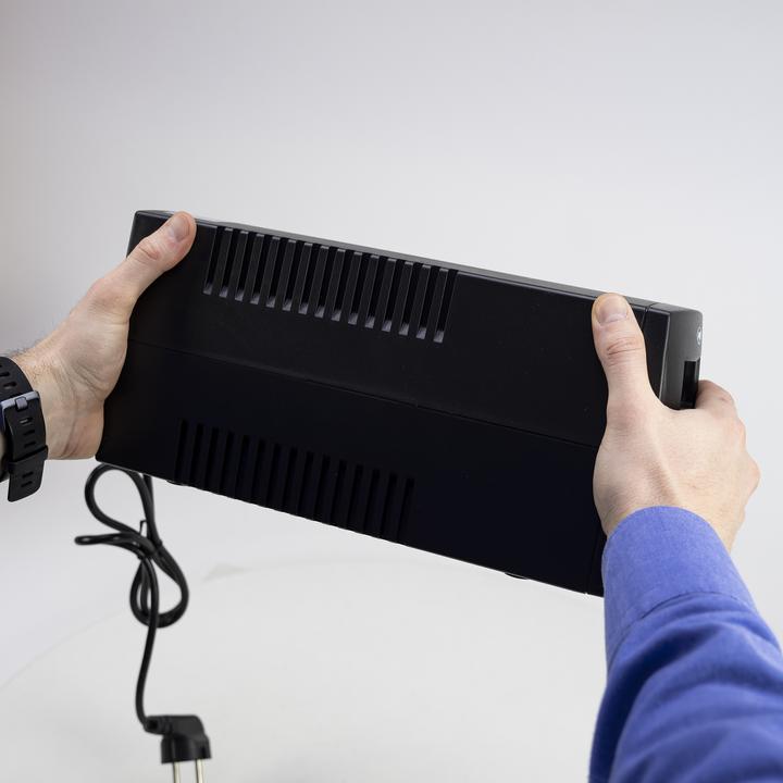 Immagine prodotto PNI UPS SafePC E650VA, potenza 390 W, 1,8 A, uscita 2 x 230 V, schermo LCD, batteria 7,2 A in L (650 VA, 390 W, Interattivo linea UPS)