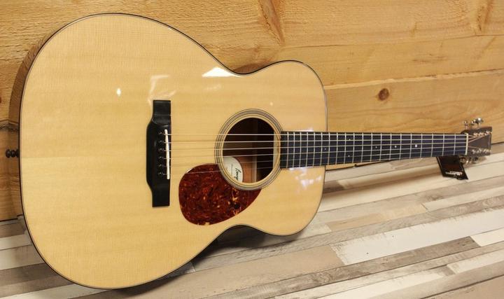 Immagine prodotto Bourgeois Touchstone Country Boy OM (Chitarra occidentale, Fondo e fasce: mogano, Montanti: Abete rosso Adirondack, Parte superiore: abete Sitka dell'Alaska)
