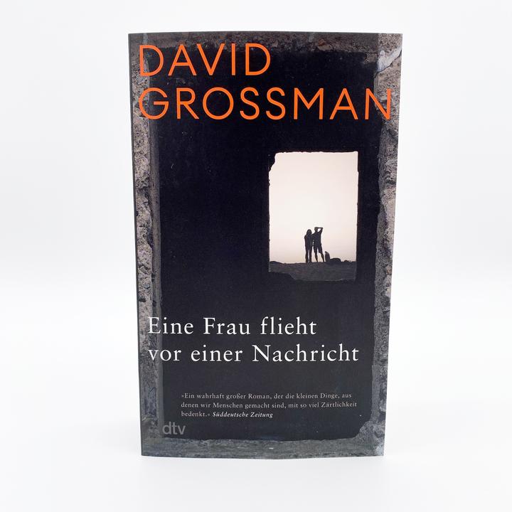 Immagine prodotto Eine Frau flieht vor einer Nachricht (Tedesco, David Grossman, Anne Birkenhauer, 2023)