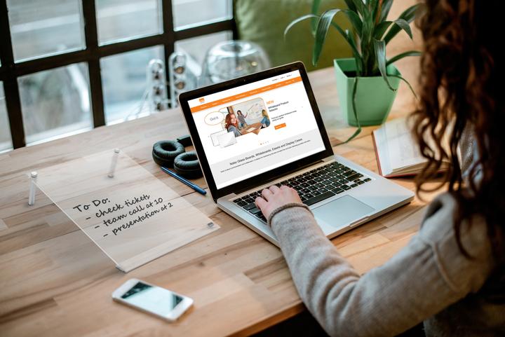 Produktbild Nobo Acryl-Notiztafel Mit Metallstützen A4, Transparent (2.5 x 28 x 34 cm)