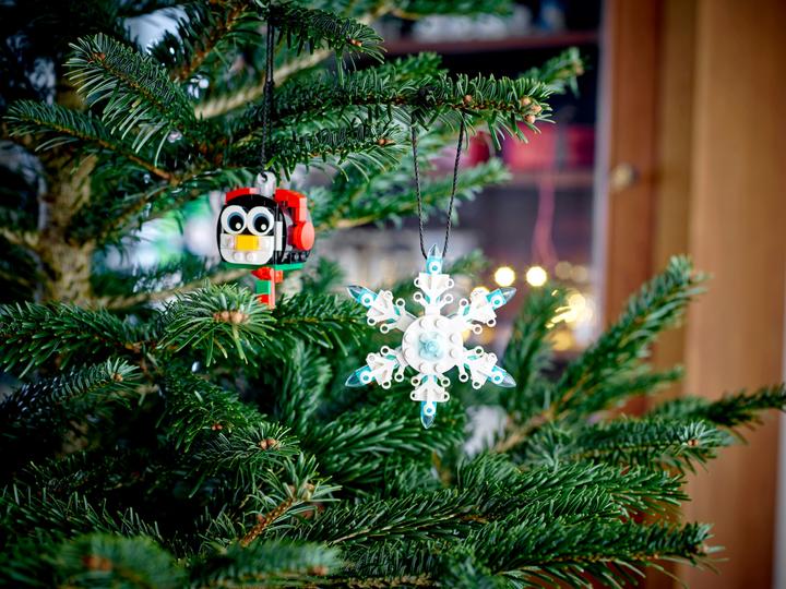 Actual product image LEGO Penguin with snowflake (40572, LEGO DC)