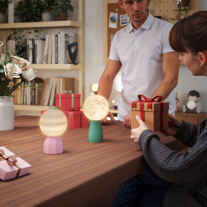 Actual product image Swisshandel24 Tischlampen-Set in Planeten-Optik, 3-farbig, USB, Kunststoff, Weiss (240 lm)