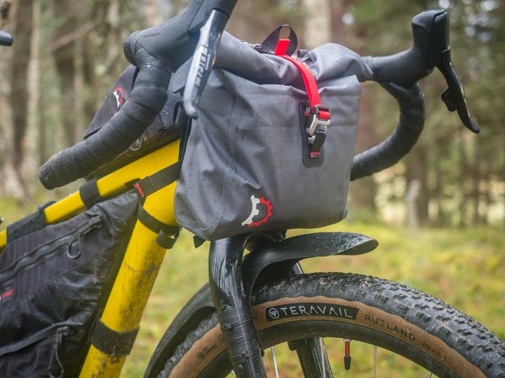 Actual product image Revelate Designs Egress Pocket Handlebar Bag, 2.8L, waterproof, black (Handlebar bag)