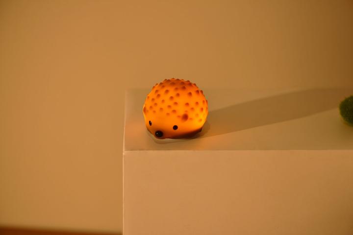 Produktbild Winkee - Tiny Night Light Table Lamp - Hedgehog - Warm Brown