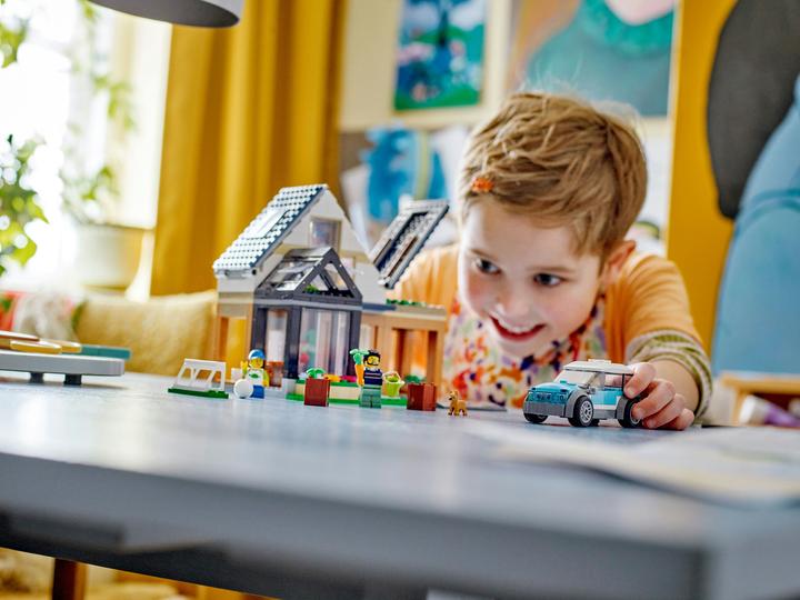 Actual product image LEGO Family home with electric car (60398, LEGO City)