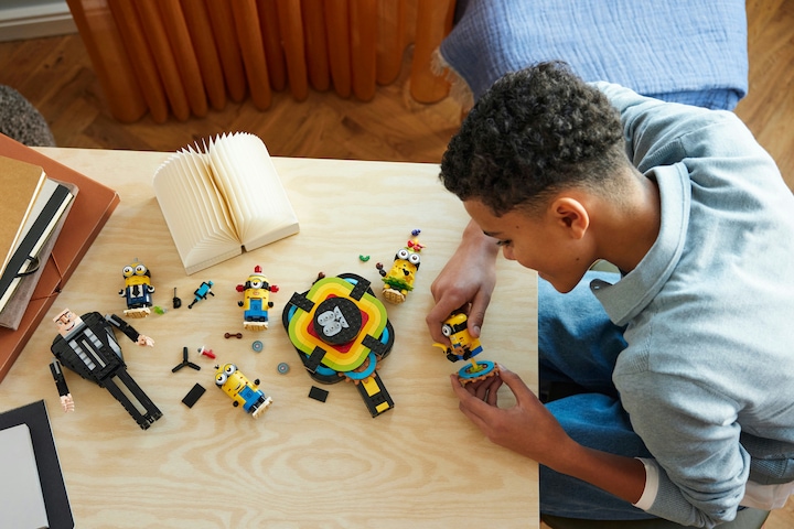 Actual product image LEGO Gru and the Minions made from bricks (75582, LEGO Minions)