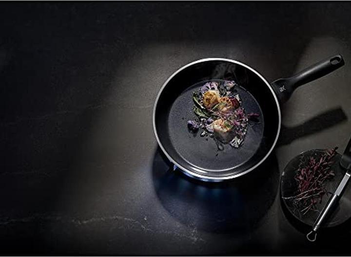 Actual product image WMF CeraDur Professional (24.24 cm, Frying pan, Stainless steel)