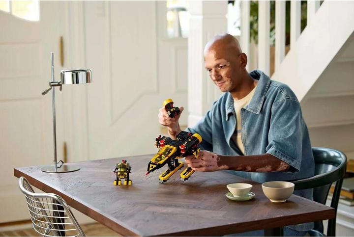 Immagine prodotto LEGO Blacktron Renegade (10355, LEGO Icons, Set LEGO rari)