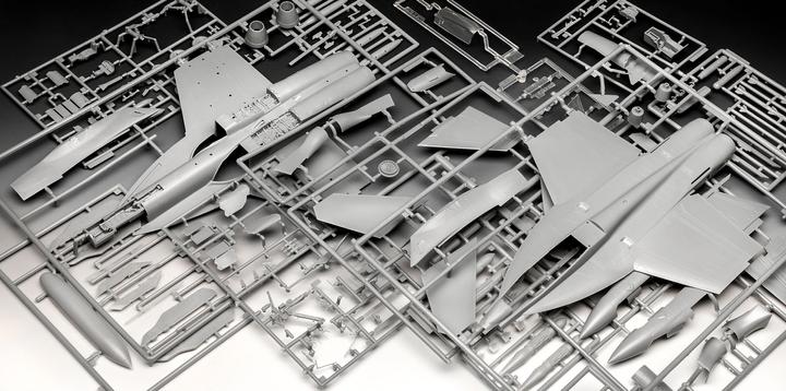 Actual product image Revell F/A-18E Super Hornet Top Gun