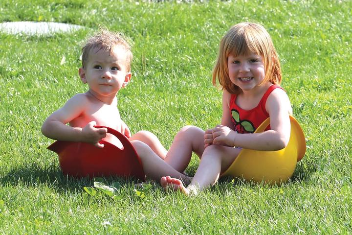 Actual product image Gowi Sitting spinning top red Sitzl