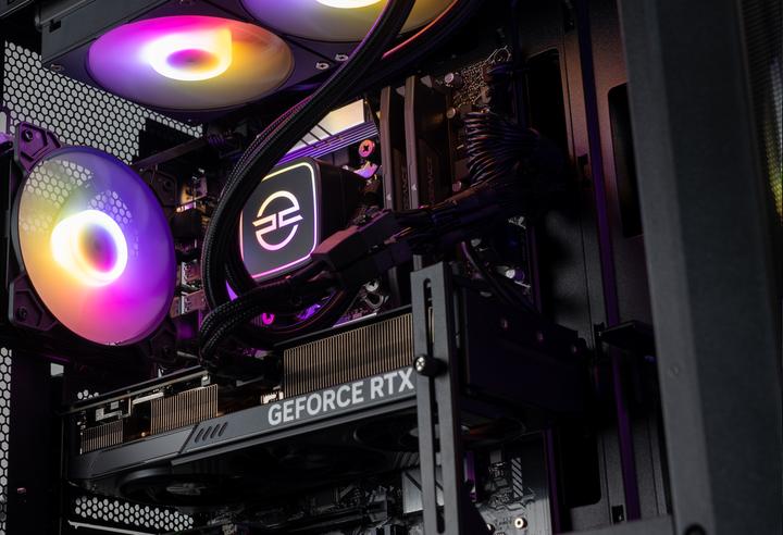 Produktbild PCSpecialist V6 - Core i7 RTX 5070 (1000 GB, 32 GB, Intel Core i7-14700F, GeForce RTX 5070)