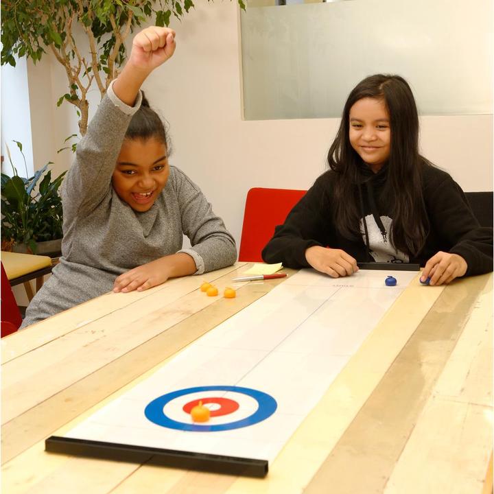 Produktbild Kikkerland Table Top Curling Game