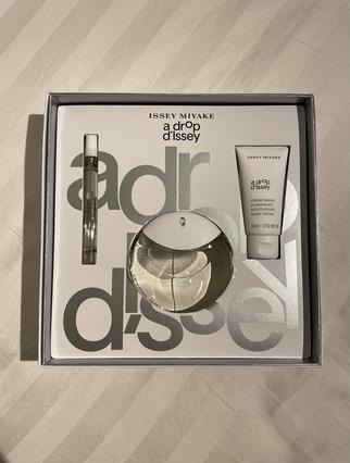 Image du produit Issey Miyake Coffret A Drop D'Issey 90ml Eau De Parfum Spray 50ml Crème Hydratante pour les Mains 10ml Eau De (Set parfum)
