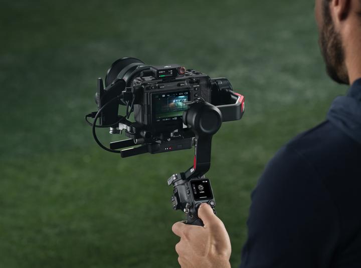 Image du produit DJI RS 4 Combo (Appareil photo à objectif interchangeable, Appareil photo reflex, 3 kg)