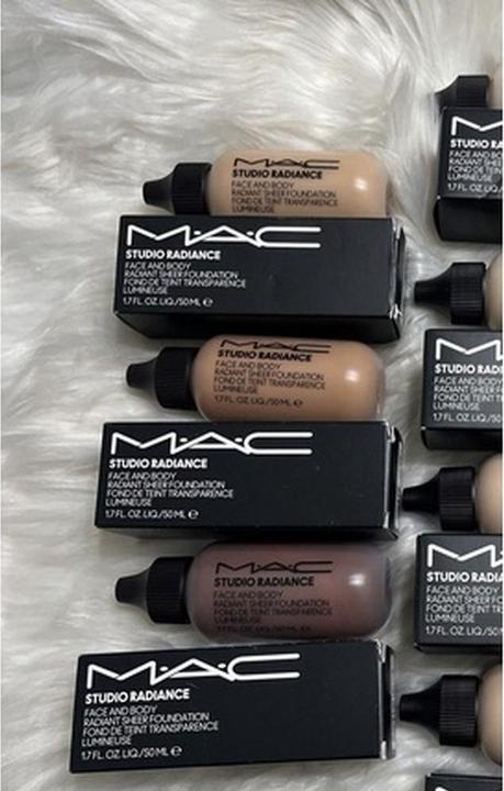 Immagine prodotto MAC Cosmetics Studio Radiance Face and Body Radiant Sheer Foundation (W5)