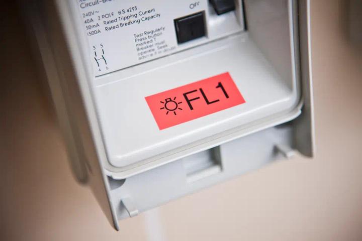 Produktbild Brother Tze-451 (2.40 cm, Schwarz, Rot)