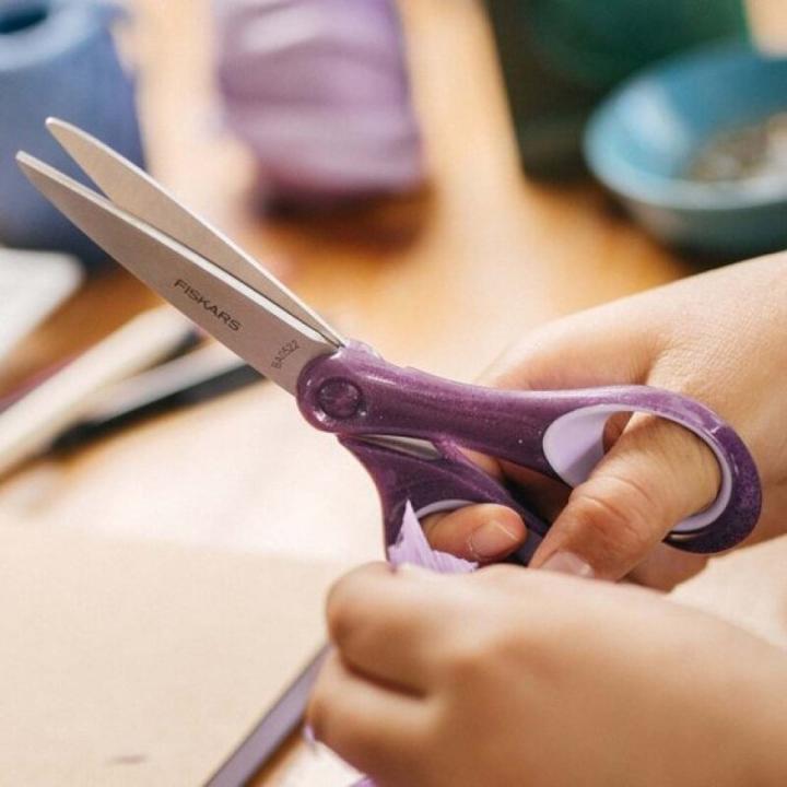 Productafbeelding Fiskars 1067860 Schoolschaar, paars-glitter (18 cm)