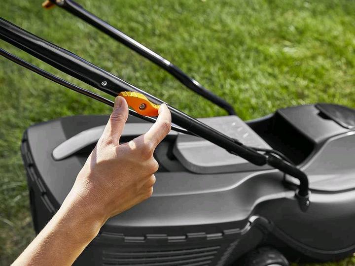 Actual product image Alpina Garden A particularly compact cordless lawn mower with a cutting width of 30 cm, powered by a 20 V (Rechargeable battery operated)
