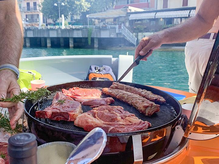 Image du produit Smartbox Barbecue pour 2 personnes sur le lac de Lugano sur un bateau-donut (2 Personnes)