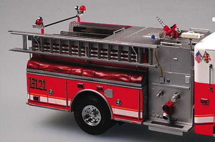 Actual product image Trumpeter American LaFrance Eagle Fire Pumper 2002