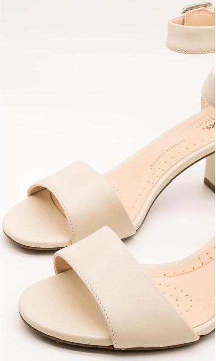 Actual product image Clarks Deva Mae Pumps (36)