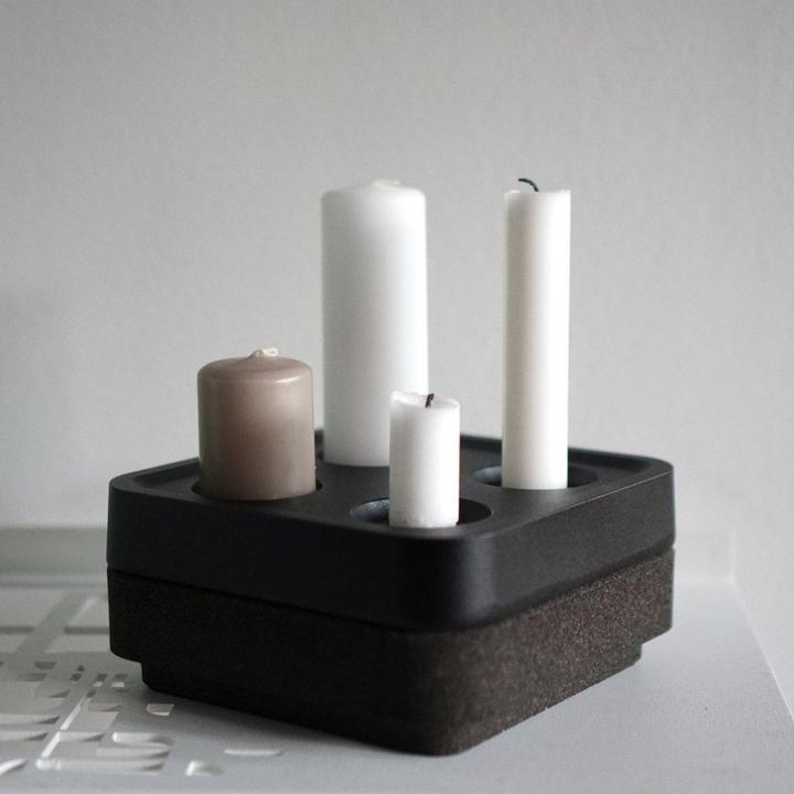 Produktbild Born in Sweden Geschenkset Fyran: Kerzenständer aus recyceltem Aluminium und Kork
