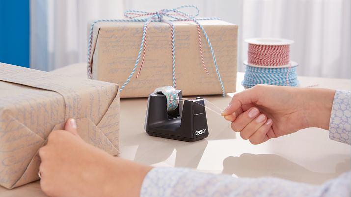 Produktbild tesa EASY CUT SMART Klebebandabroller für Tische, mit Anti-Rutsch-Technologie, inkl. 1 Rolle tesafilm