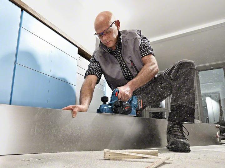 Produktbild Bosch Professional GHO 18 V-LI mit Akku