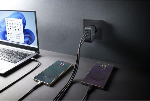 Produktbild Intenso W100ACC -Adapter + C520C -Kabelschwarz (100 W, 3 Ports)