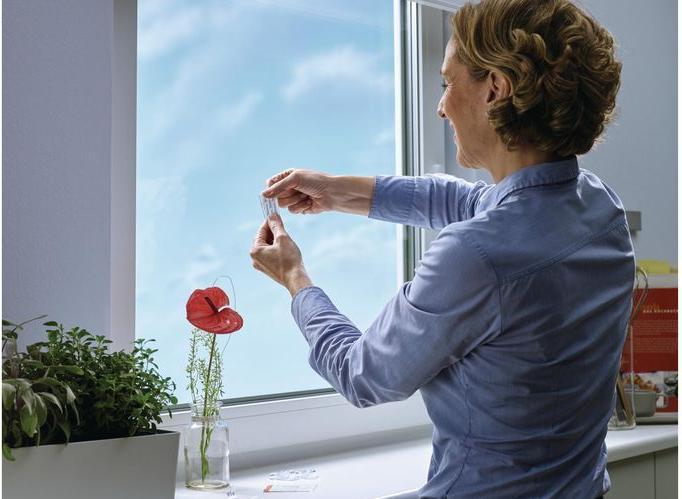 Produktbild tesa Klebehaken für Glas, 1kg Halteleistung, spurlos ablösbar & wiederverwandbar, 2 Haken