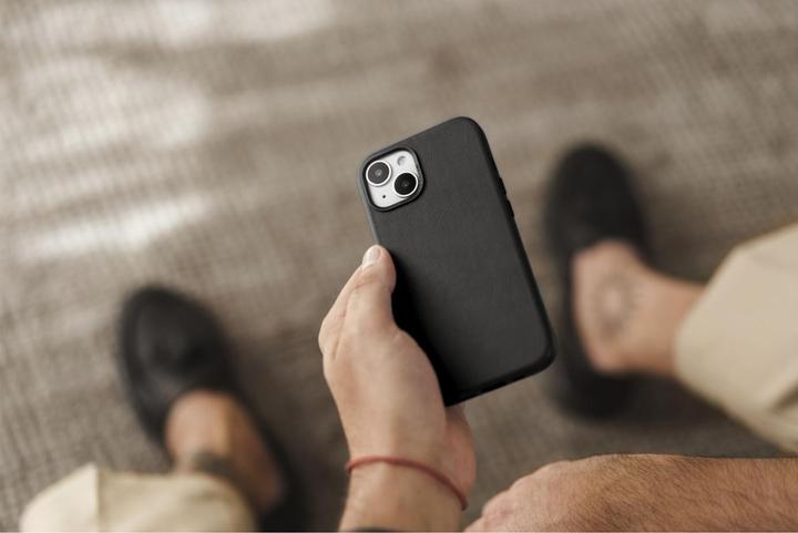 Actual product image Woodcessories Bio Leather Case (Apple iPhone 15)