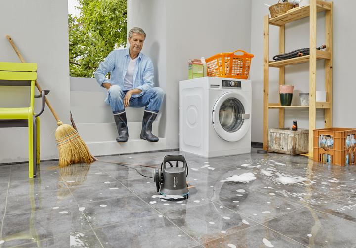 Immagine prodotto Gardena Pompa sommergibile per acque chiare 9000 (Pompa per acqua pulita, Pompa a barile di pioggia)