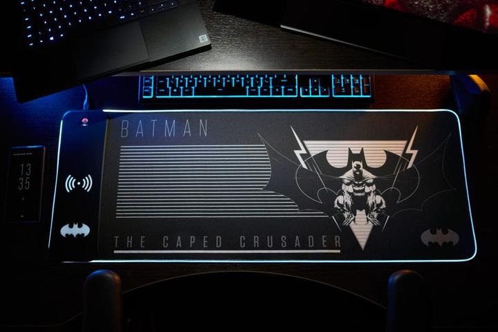 Produktbild Numskull Batman - Oversize Gaming Mat & Mobile Charger (XXL)
