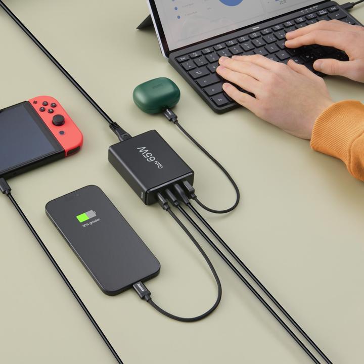 Produktbild Hama Ladestation 4 Ports, GaN, Schnellladegerät, 2xUSB-C, 2xUSB-A, PD, 65 W, SW (65 W, 4 Ports)