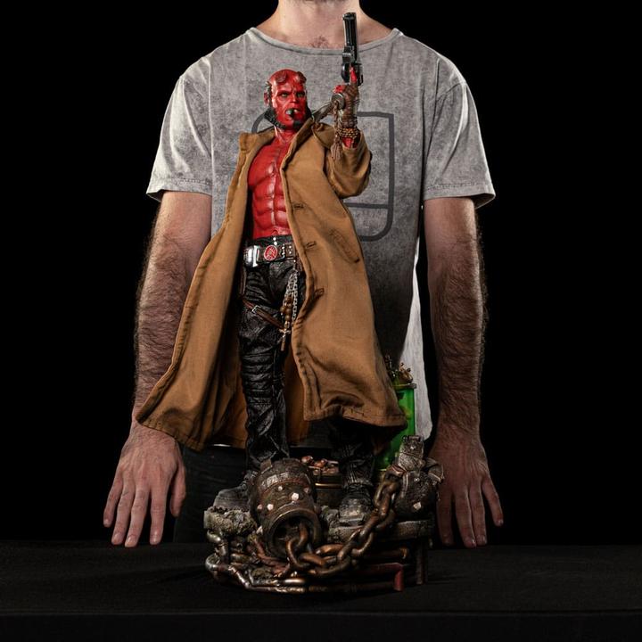 Actual product image Iron Studios Hellboy Deluxe Art Scale Statue 1/4 Hellboy cm