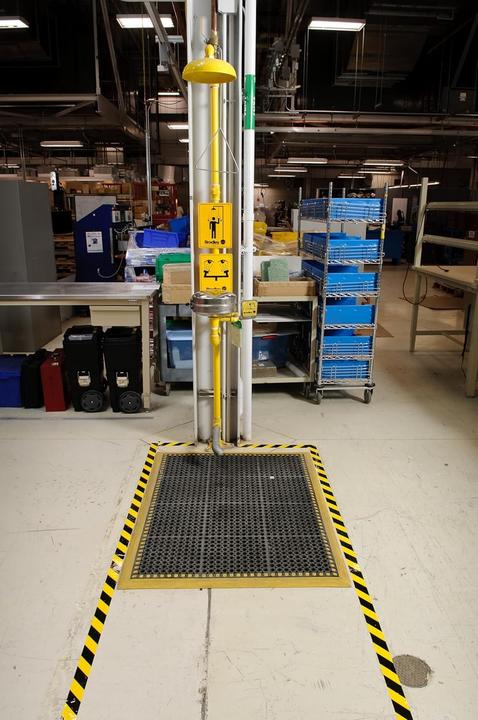 Produktbild Brady B-514, ToughStripe, Bodenmarkierbänder, Polyester, schwarz/gelb, 50,8mm x 30m (104317) (50.80 mm)