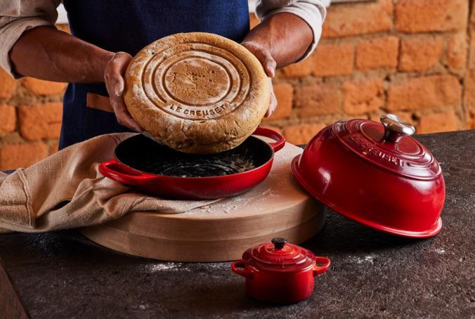 Produktbild Le Creuset Bräter für Brot 24cm kirschrot (Bräter + Schmortopf, Gusseisen, 24 x 14 cm)
