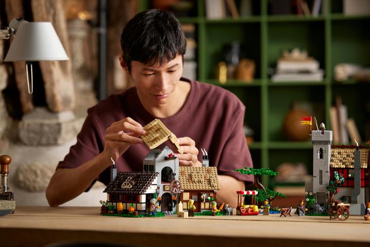 Produktbild LEGO Mittelalterlicher Stadtplatz (10332, LEGO Icons, LEGO Seltene Sets)