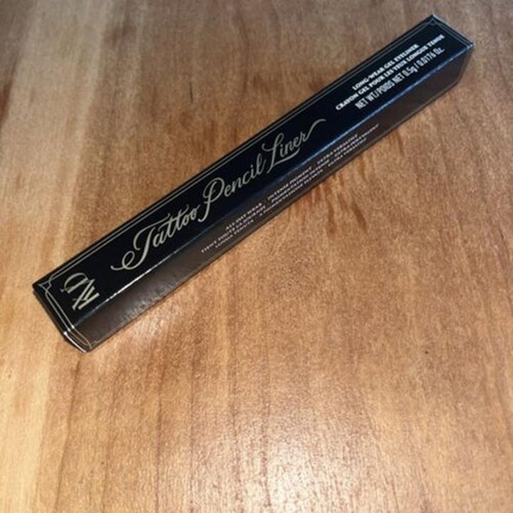 Image du produit Kat von D. Crayon à paupières longue tenue rouge intense (Madder Red)