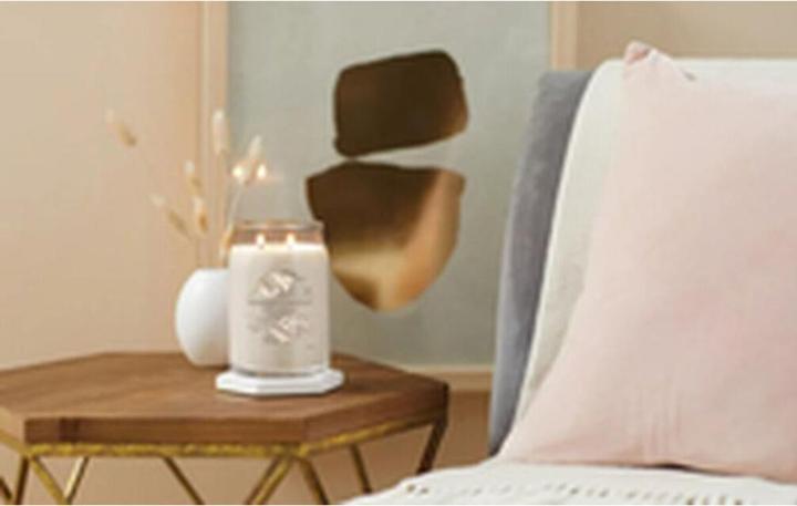 Actual product image Yankee Candle Warm Cashmere Signature Large Jar Scented Candle (567 g)